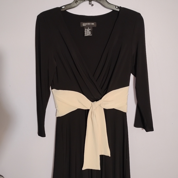 Jones New York Dresses & Skirts - Jones New York Black and Cream Long Sleeve Dress with Tie Front
